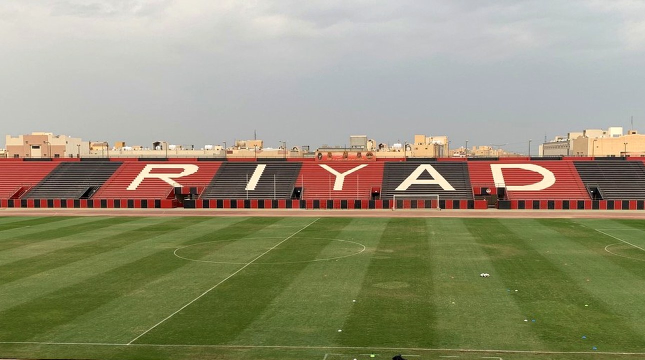 مدرجات ملعب نادي الرياض الحمراء والسوداء