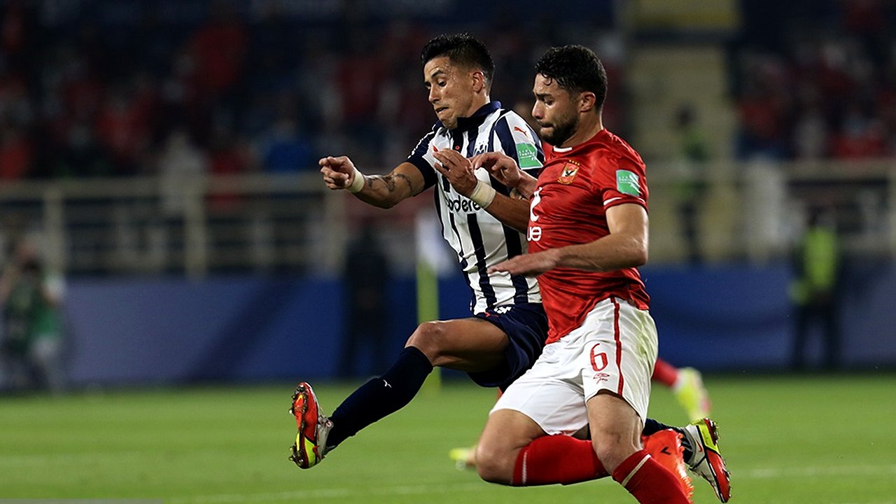لاعب من الأهلي ينطلق بالكرة أمام مونتيري في كأس العالم للأندية