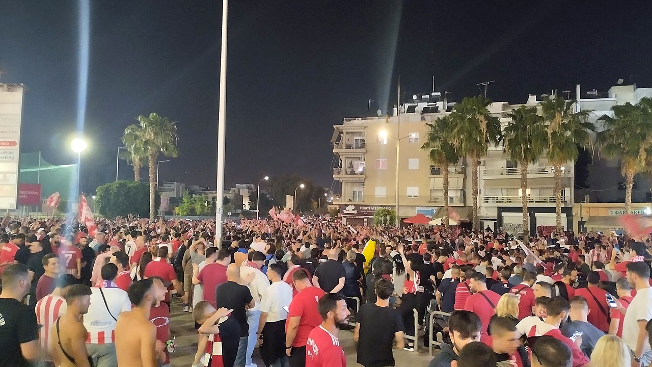 جماهير أولمبياكوس تحتفل في وقت سابق