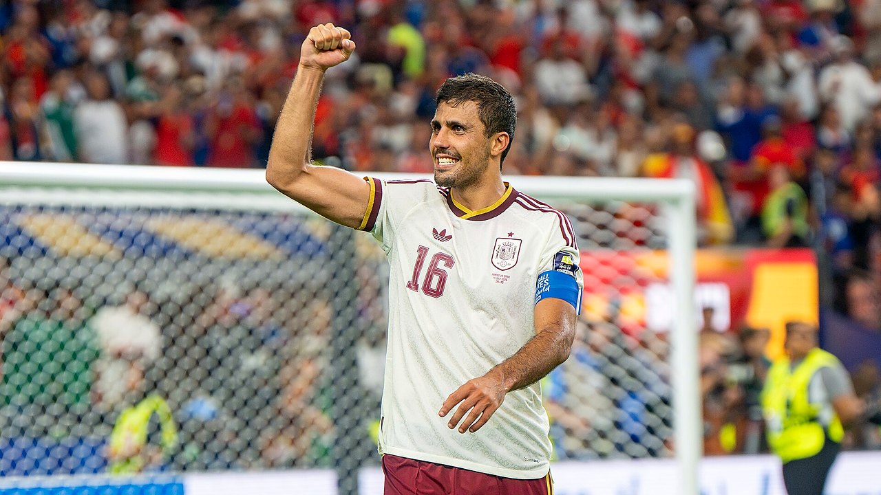 رودري لاعب وسط برشلونة