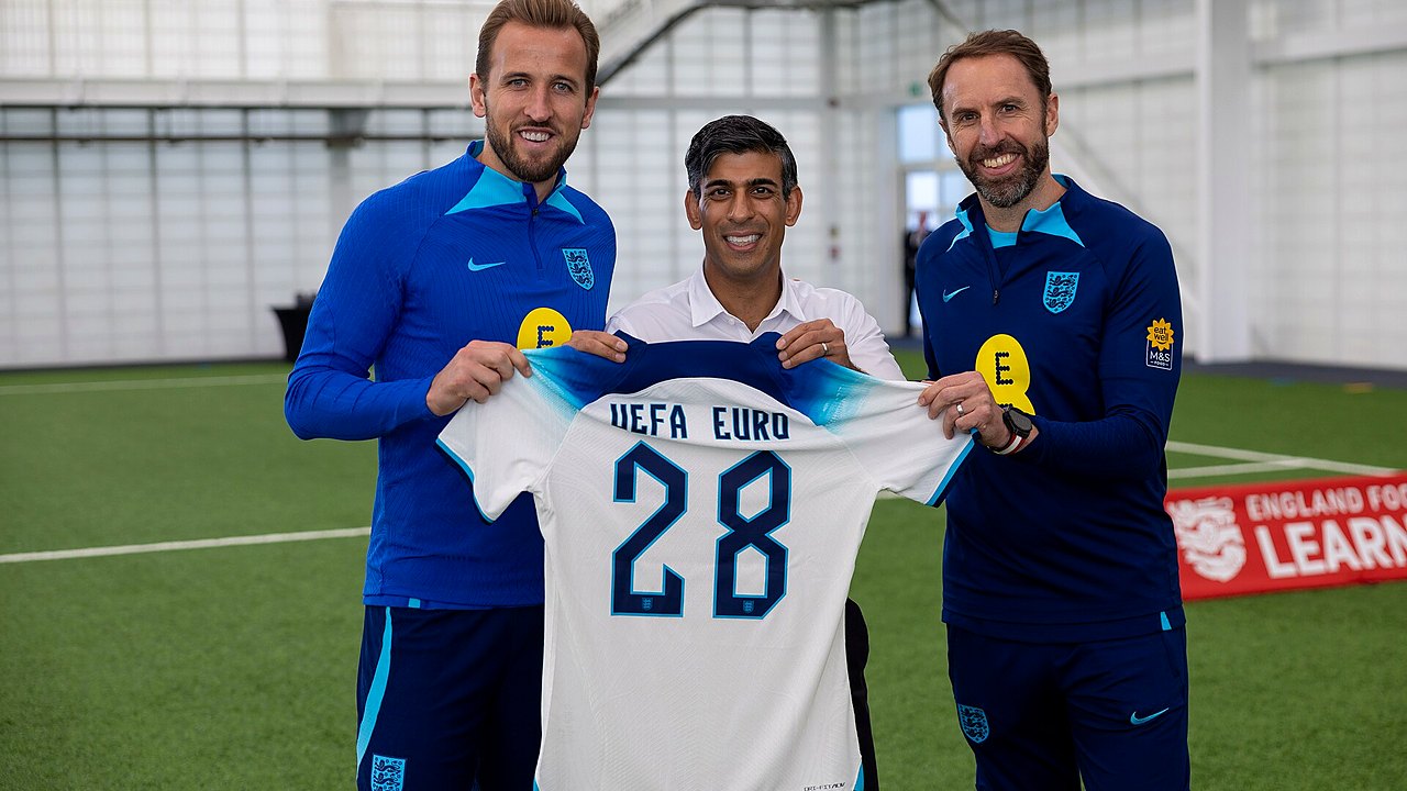 غاريث ساوثغيت مع لاعبي منتخب إنجلترا خلال زيارة لمركز سانت جورجز بارك