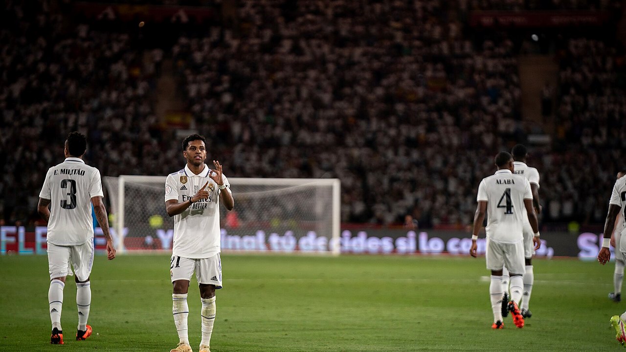 لاعبو ريال مدريد على أرض الملعب خلال إحدى المباريات