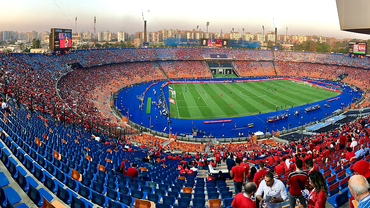 ستاد القاهرة الدولي في الليل خلال مباراة بالدوري المصري